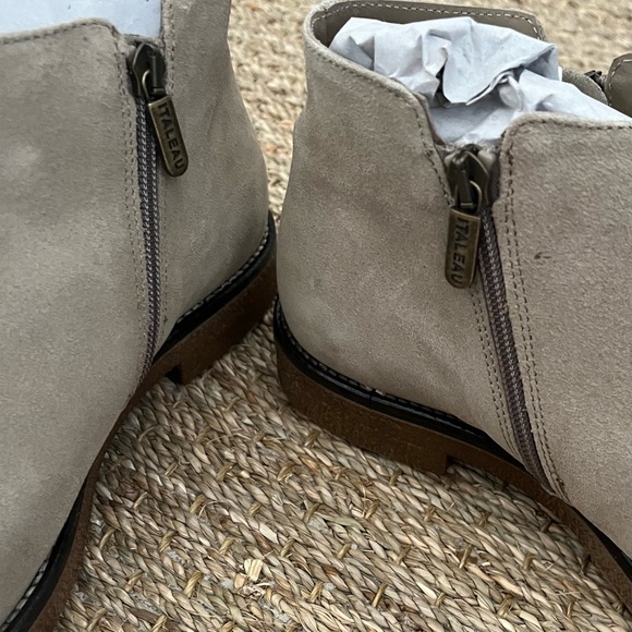 NIB Italeau Foliana Velour Taupe Ankle Boots, Size 39.5 - Picture 4 of 12